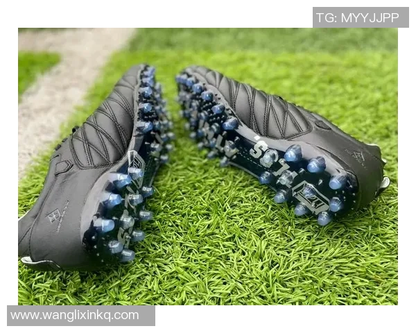 足球明星全黑足球鞋的魅力与风格解析让你在球场上尽显个性与实力 足球明星全黑足球鞋的魅力与风格解析让你在球场上尽显个性与实力