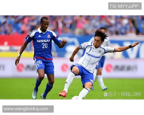 足球明星联手精彩瞬间集锦尽享球场魅力与激情对决 足球明星联手精彩瞬间集锦尽享球场魅力与激情对决